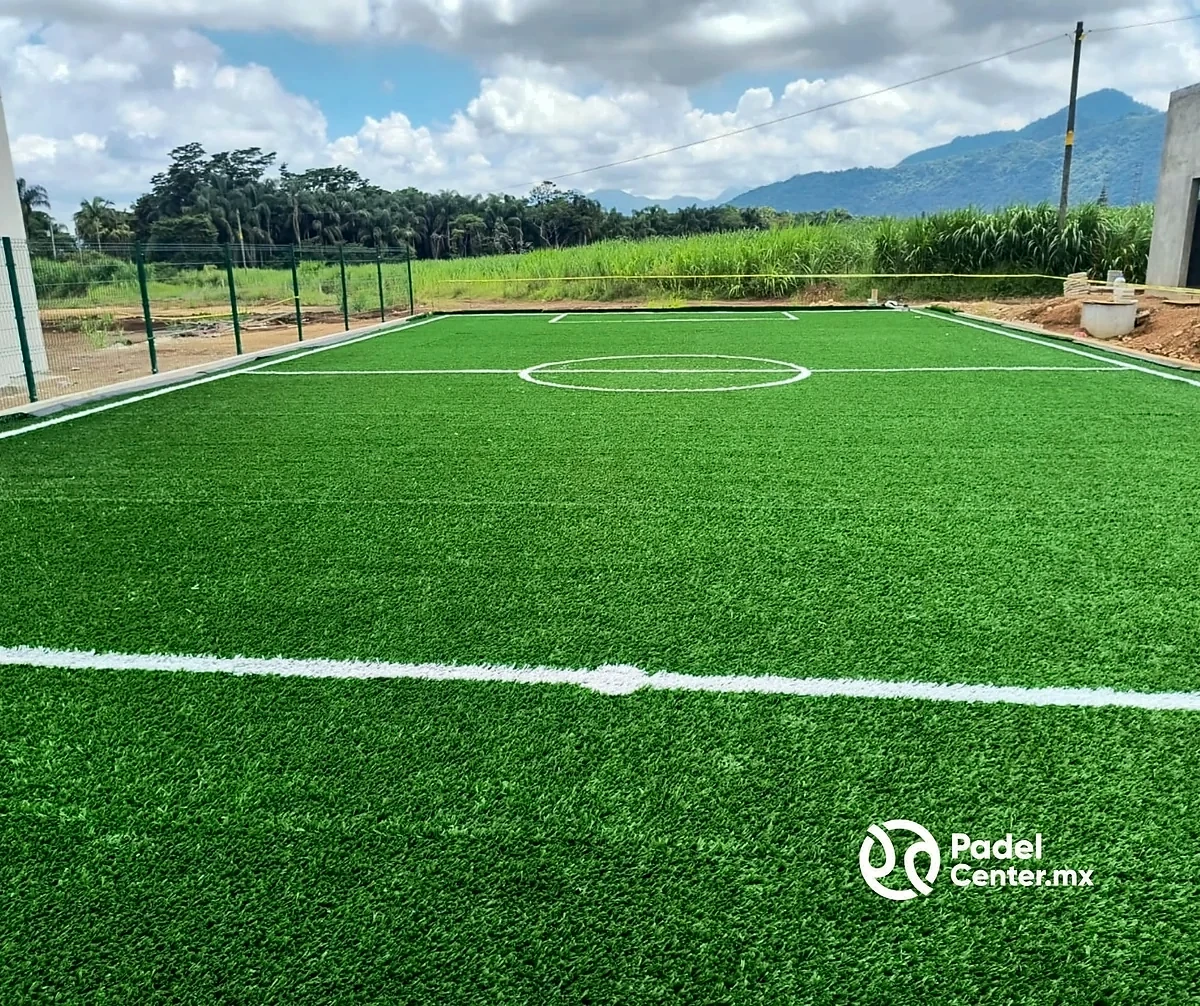 Cancha de fútbol 5 con pasto sintético en Córdoba, Veracruz: la cancha desde la línea lateral