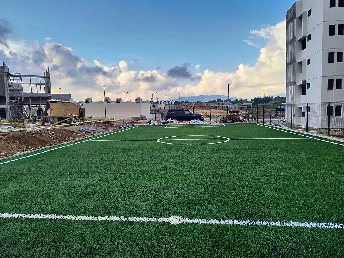 Detalle del pasto sintético de la cancha de fútbol 5 en Fortín, Veracruz
