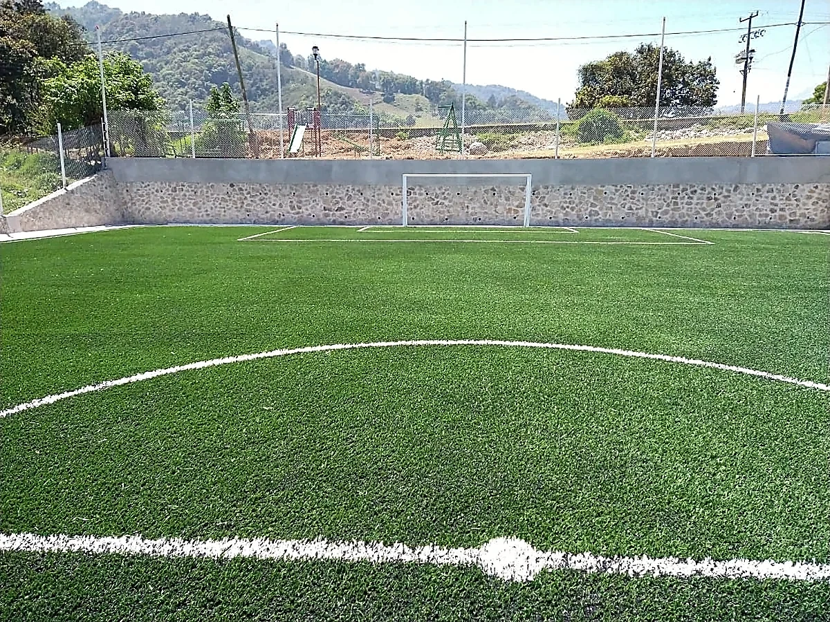 Cancha de fútbol 5 con pasto sintético en Unidad Deportiva Apatlahuac, Veracruz: otra vista de la cancha