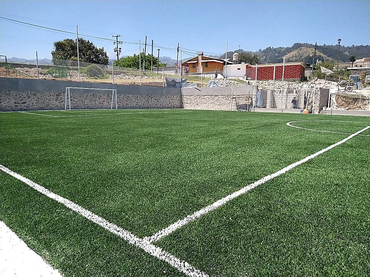 Cancha de fútbol 5 con pasto sintético en Unidad Deportiva Apatlahuac, Veracruz: pasto sintético deportivo recién cepillado