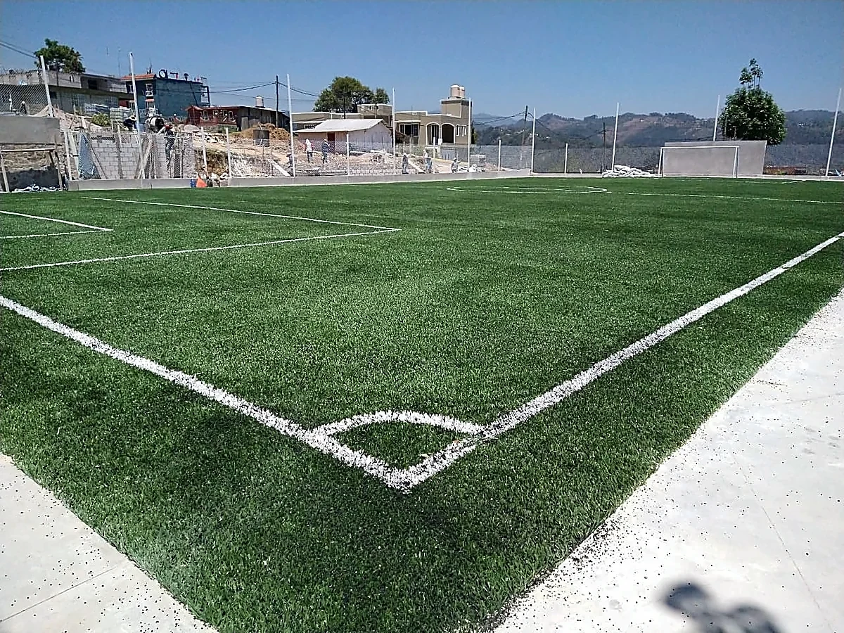 Cancha de fútbol 5 con pasto sintético en Unidad Deportiva Apatlahuac, Veracruz: vista de la cancha y su entorno