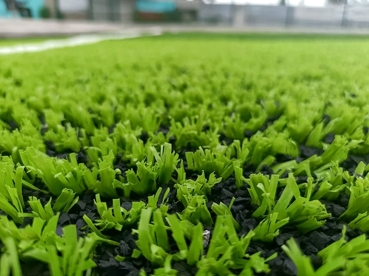 Detalle del pasto sintético de la cancha de fútbol 5 en Veracruz, Veracruz