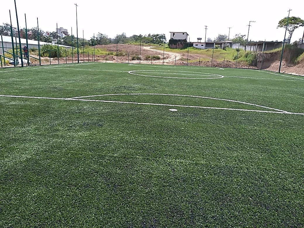 Cancha de fútbol 7 con pasto sintético en Bimbo-Barcel, Xalapa, Veracruz: líneas de juego insertadas en el mismo pasto