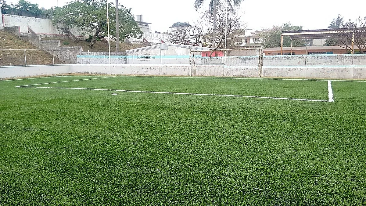 Cancha de fútbol 7 con pasto sintético en Boca del Río, Veracruz: la cancha desde la línea lateral