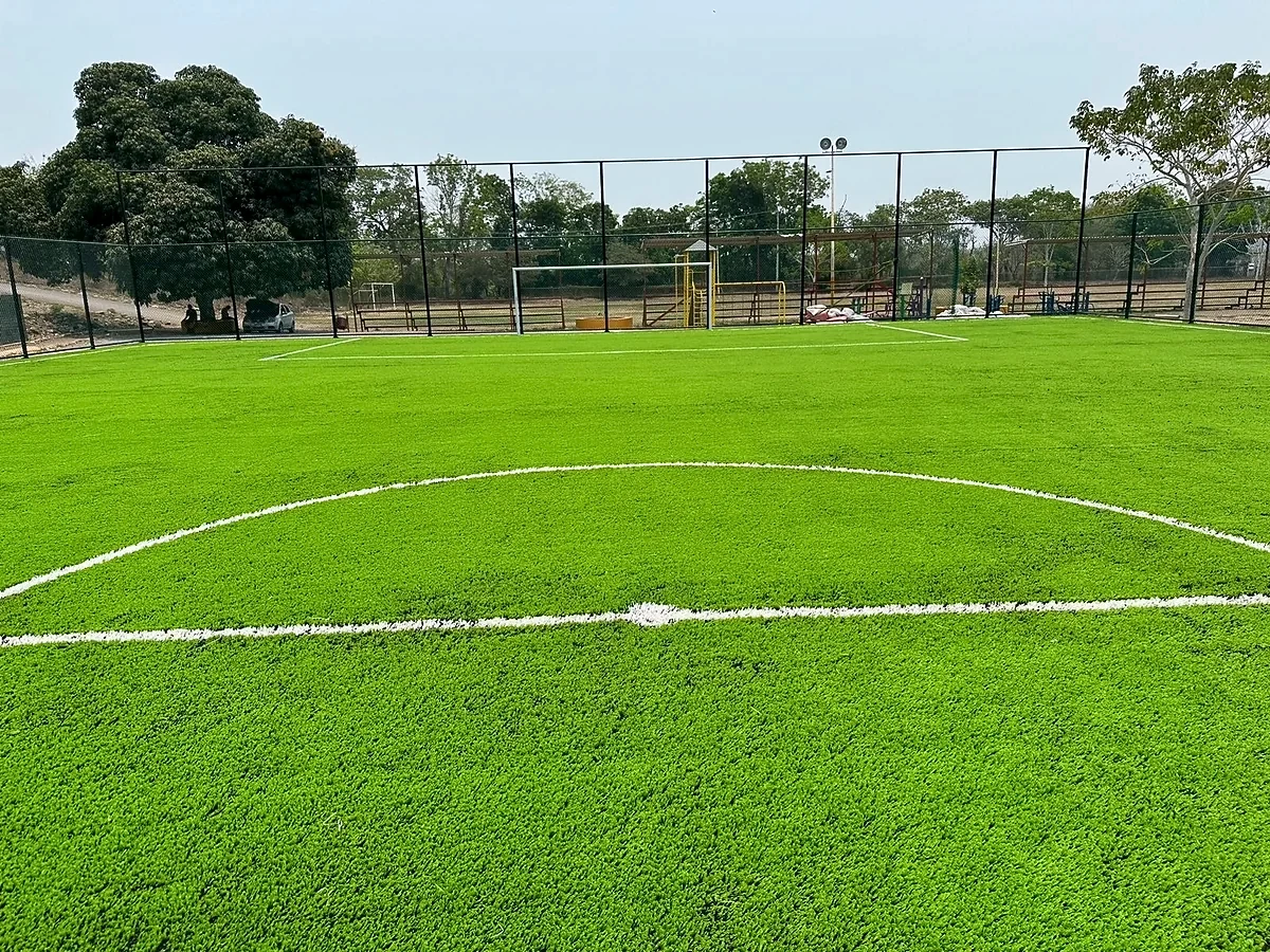 Detalle del pasto sintético de la cancha de fútbol 7 en Paso de Ovejas, Veracruz