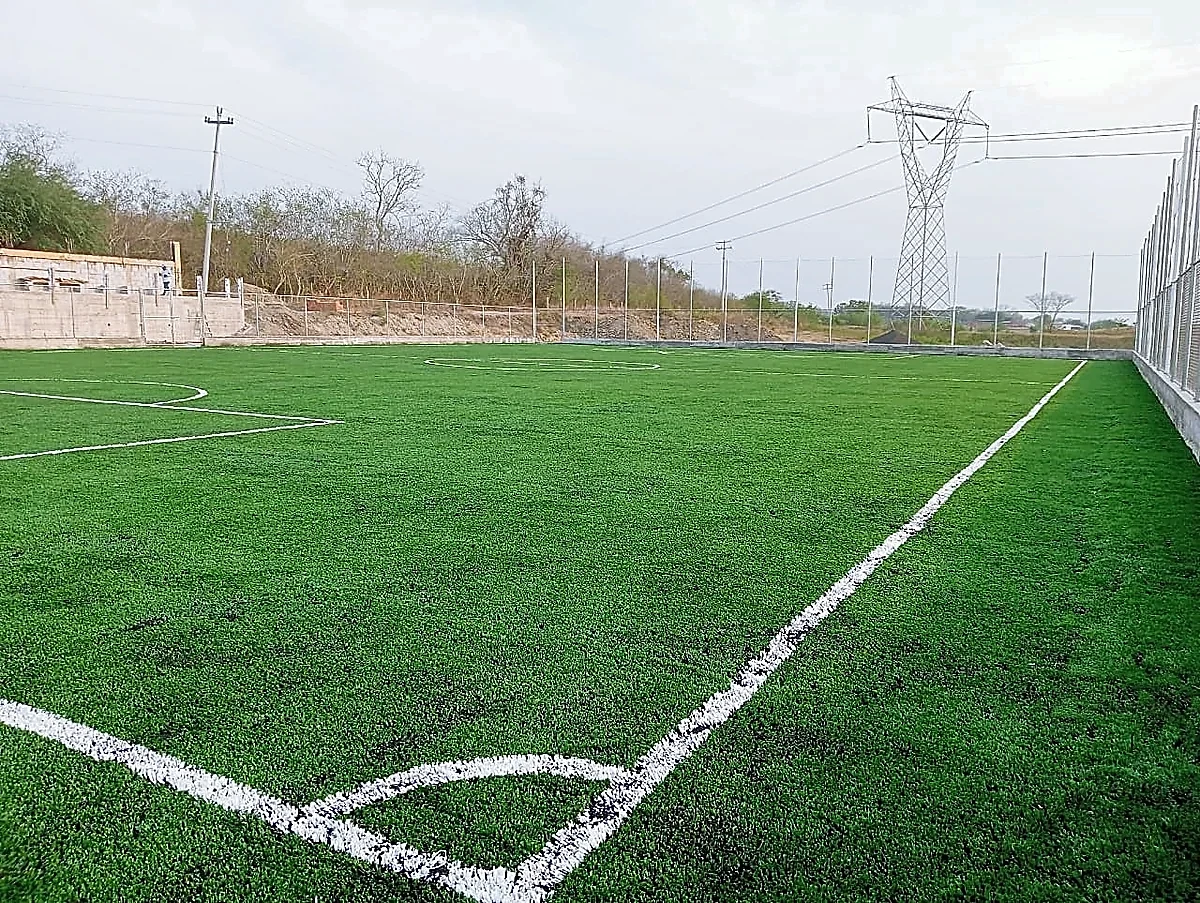 Cancha de fútbol 7 con pasto sintético en Campo Ozuluama, Veracruz: pasto sintético deportivo recién cepillado