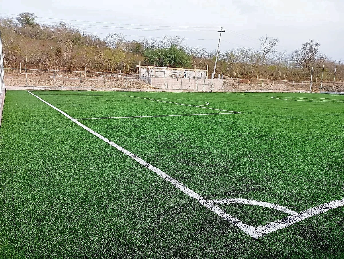 Cancha de fútbol 7 con pasto sintético en Campo Ozuluama, Veracruz: la cancha desdel fondo