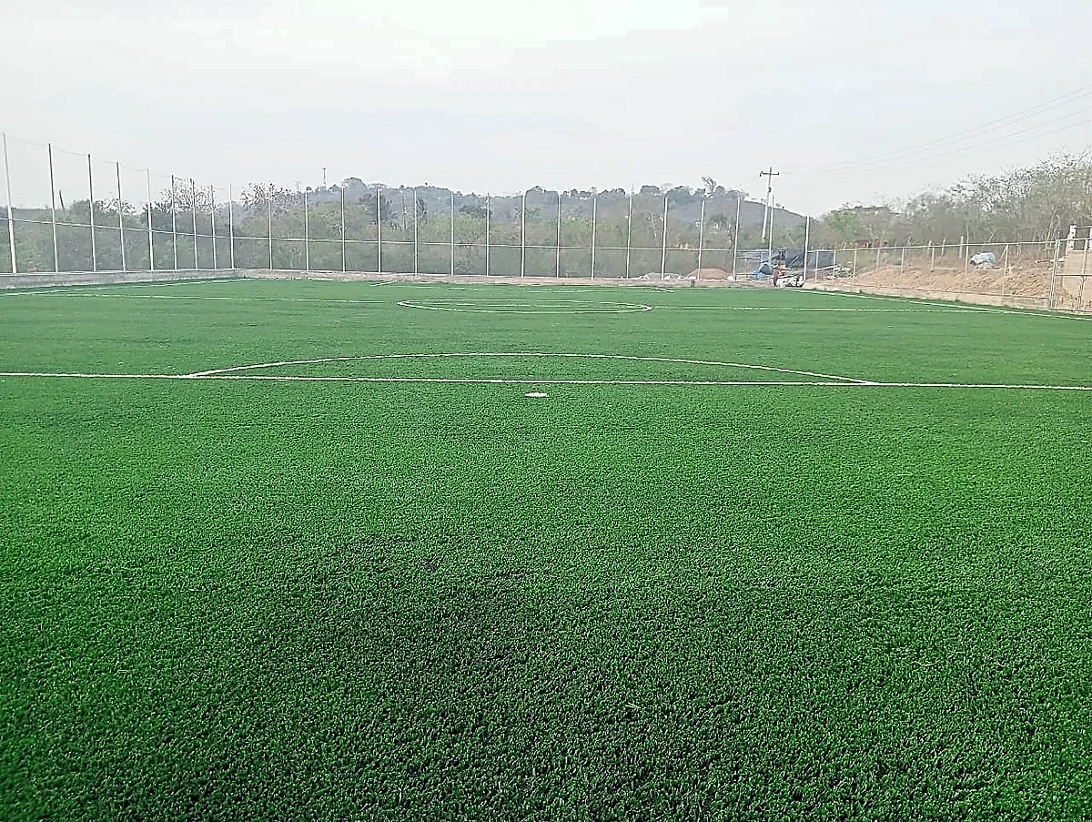 Detalle del pasto sintético de la cancha de fútbol 7 en Ozuluama, Veracruz