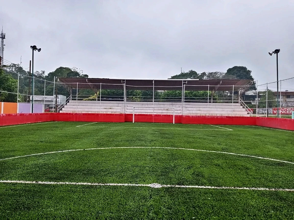 Cancha de fútbol 7 con pasto sintético en Cuichapa, Veracruz: la cancha desde la línea lateral