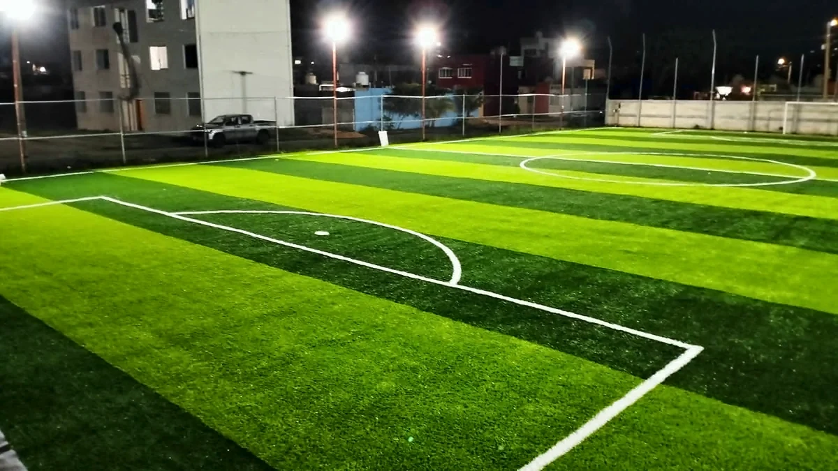 Cancha de fútbol 7 con pasto sintético en Fut 7 Bahía, Coatzacoalcos