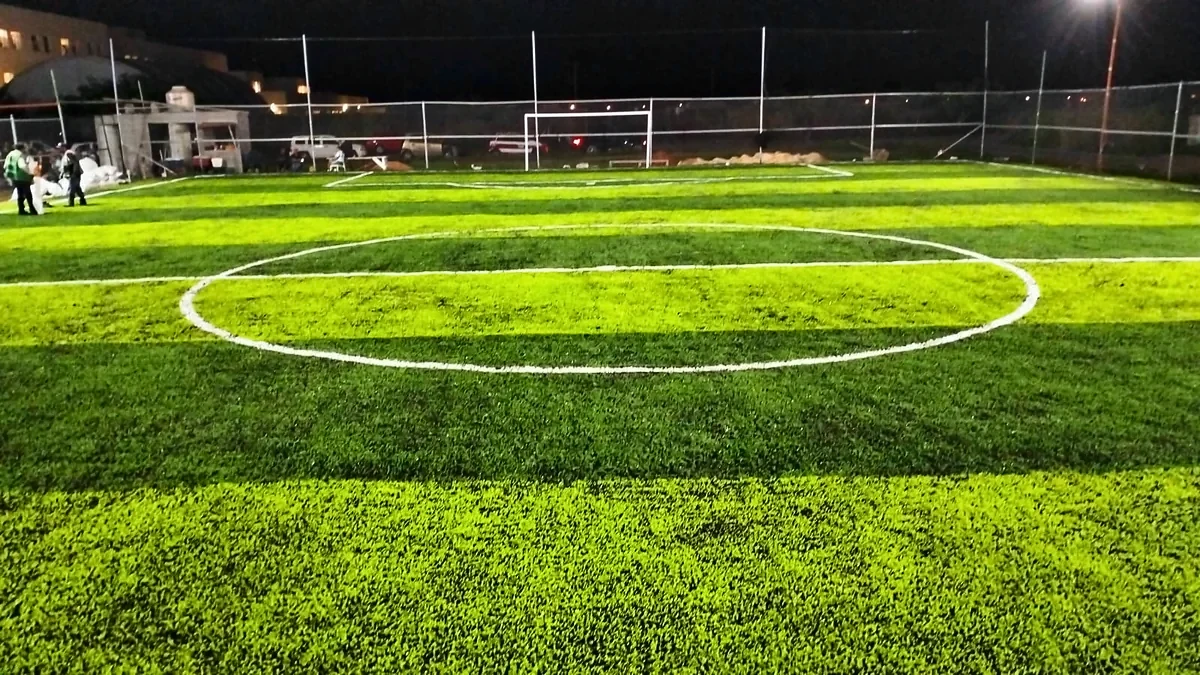 Cancha de fútbol 7 con pasto sintético en Fut 7 Bahía, Coatzacoalcos, Veracruz: líneas de juego insertadas en el mismo pasto