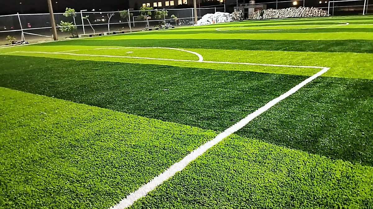 Cancha de fútbol 7 con pasto sintético en Fut 7 Bahía, Coatzacoalcos, Veracruz: otra vista de la cancha de fútbol 7
