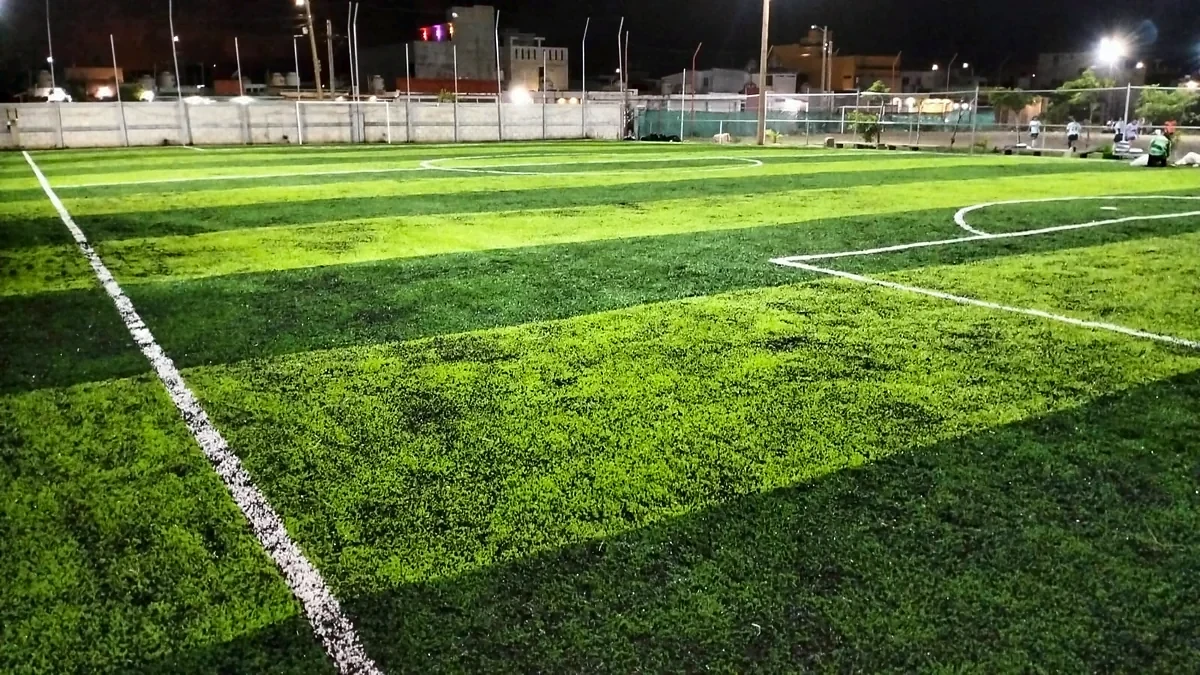 Cancha de fútbol 7 con pasto sintético en Fut 7 Bahía, Coatzacoalcos, Veracruz: pasto sintético deportivo recién cepillado