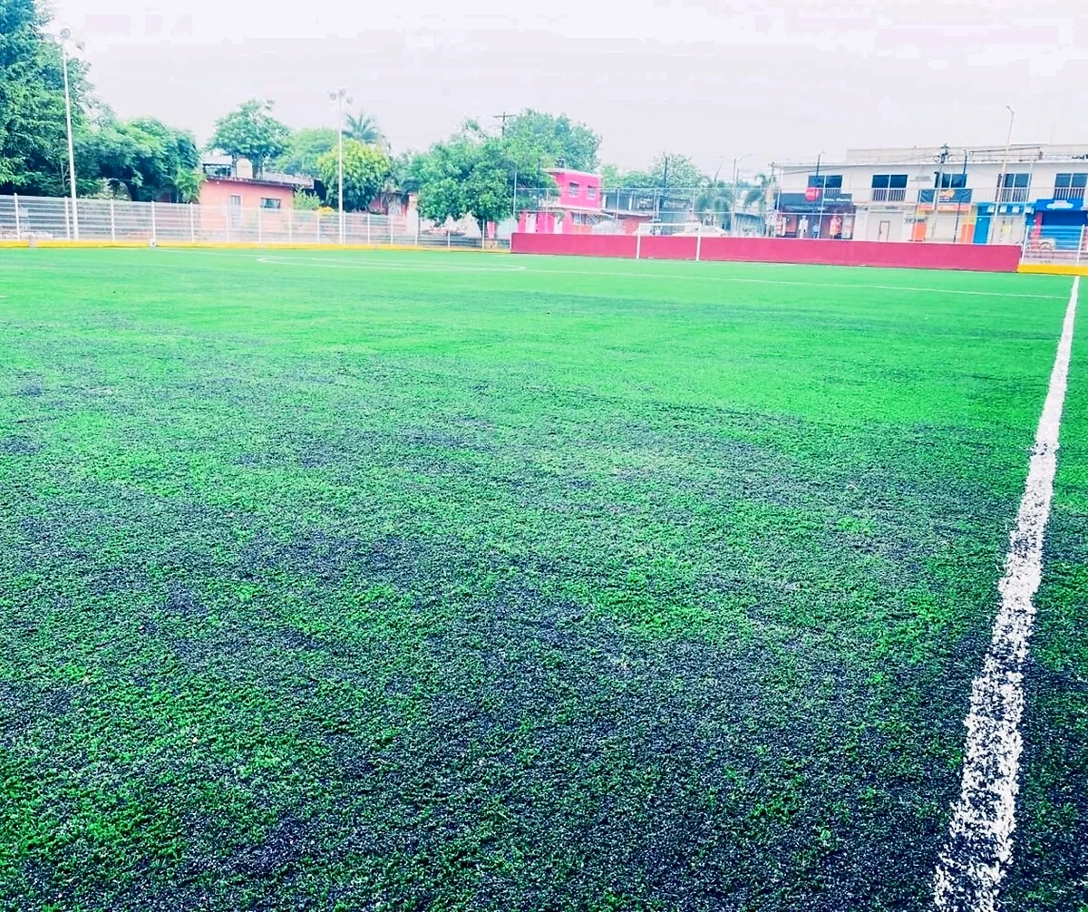 Cancha de fútbol 7 con pasto sintético en Parque Melchor Ocampo, Martínez de la Torre, Veracruz: la cancha desde la línea lateral