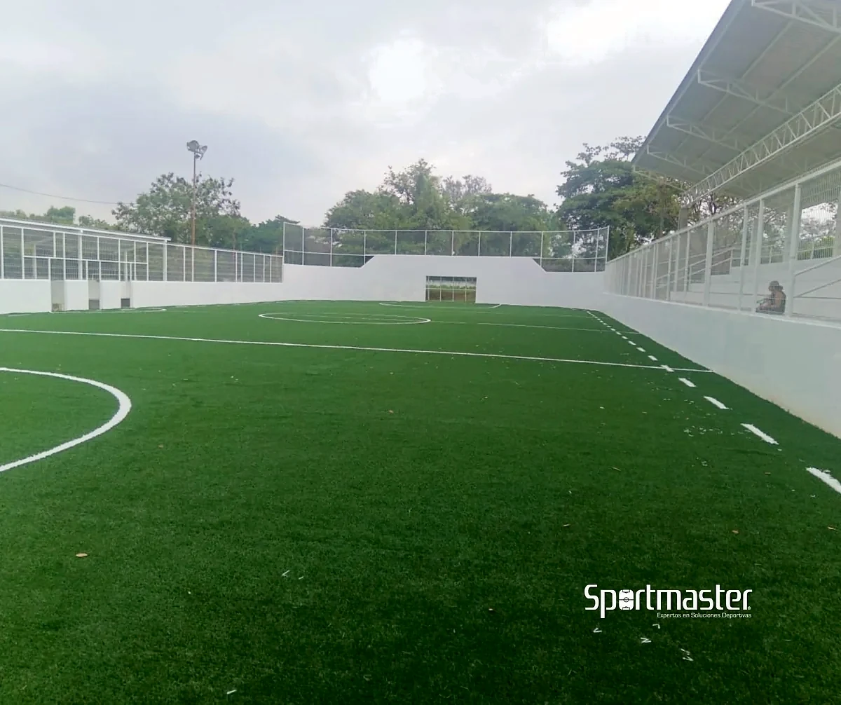 Cancha de fútbol 7 con pasto sintético en Parque Melchor Ocampo, Martínez de la Torre, Veracruz: otra vista de la cancha de fútbol 7