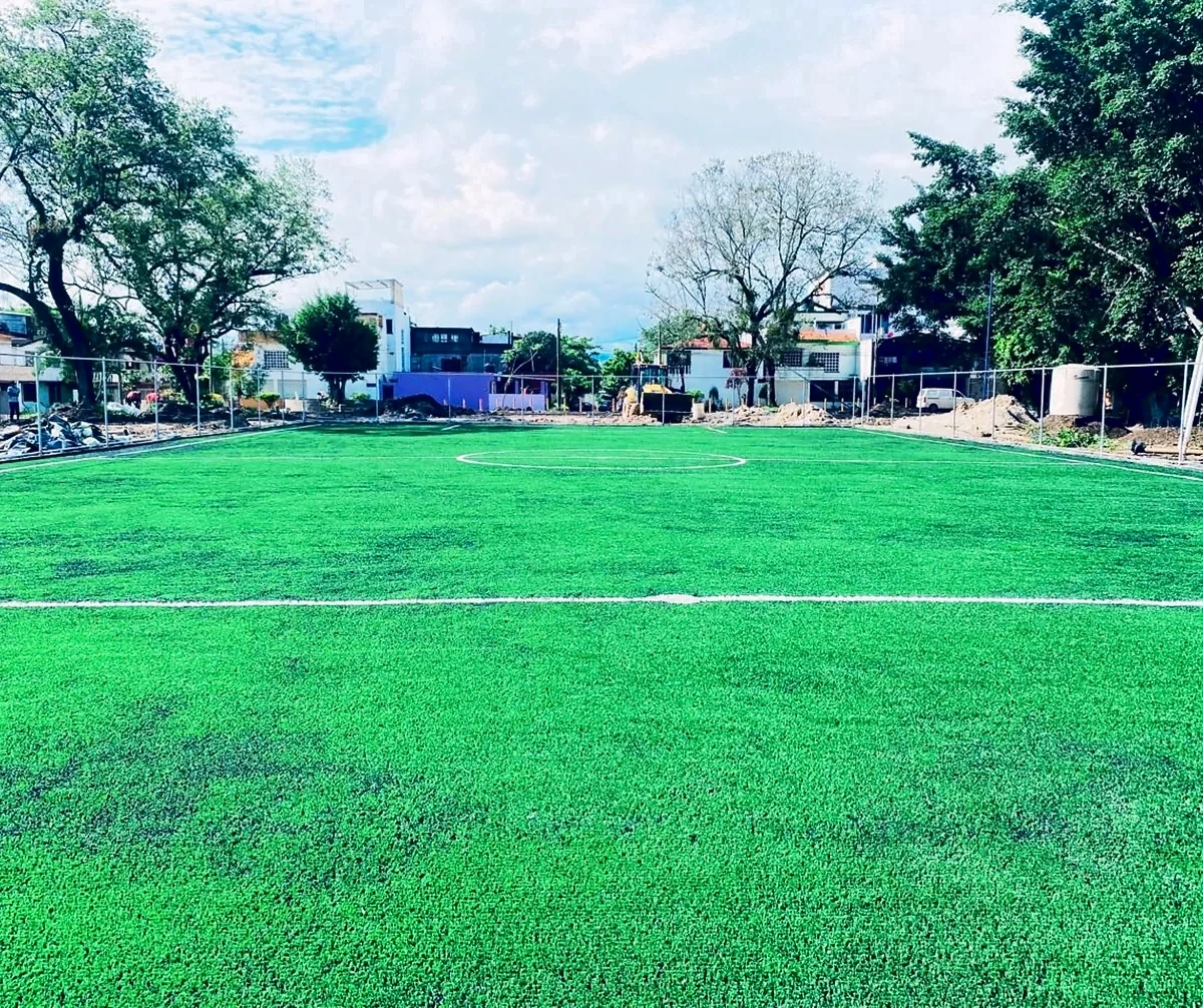 Detalle del pasto sintético de la cancha de fútbol 7 en Martínez de la Torre, Veracruz