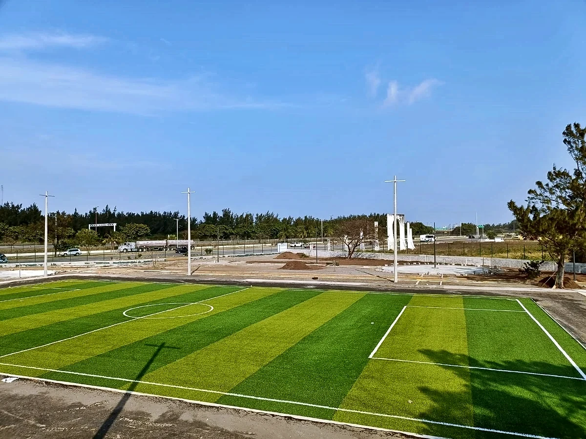 Cancha de fútbol 7 con pasto sintético en Unidad Deportiva la Pineda, Veracruz