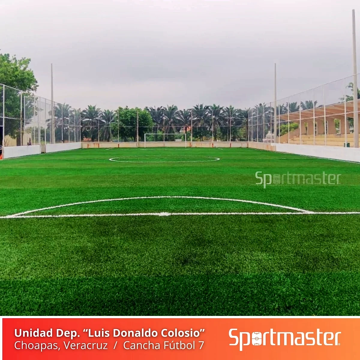 Detalle del pasto sintético de la cancha de fútbol 7 en Las Choapas, Veracruz