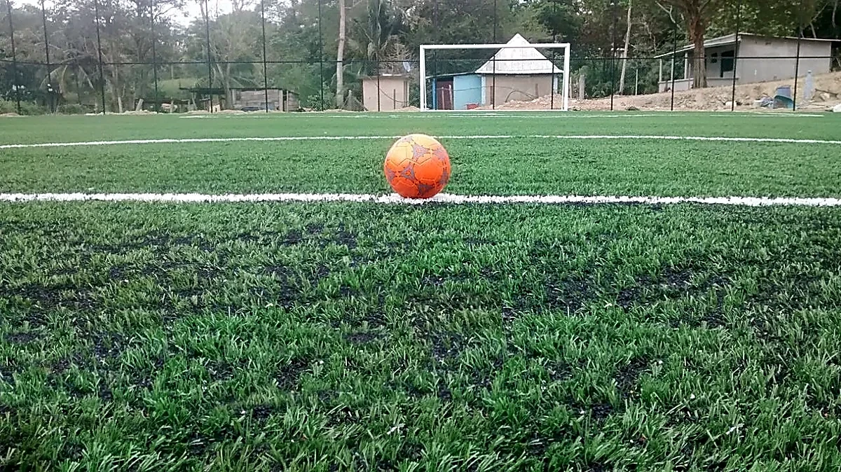 Cancha de fútbol 7 con pasto sintético en Unidad Deportiva Morelos, Jesús Carranza, Veracruz: pasto sintético deportivo recién cepillado
