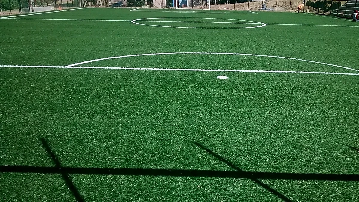 Detalle del pasto sintético de la cancha de fútbol 7 en Jesús Carranza, Veracruz