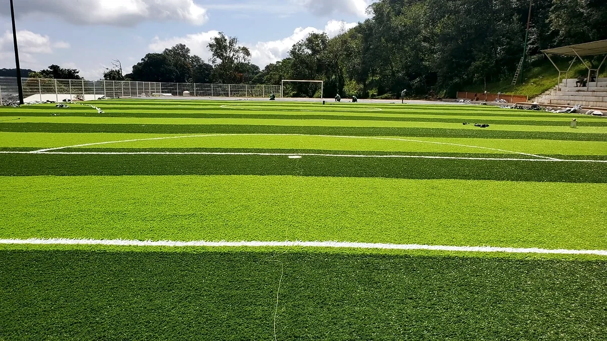 Cancha de fútbol 9 con pasto sintético en Unidad Deportiva El Palenque, Banderilla, Veracruz: la cancha desde la línea lateral