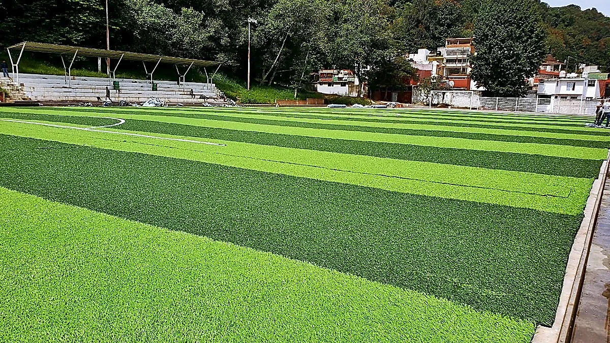 Cancha de fútbol 9 con pasto sintético en Unidad Deportiva El Palenque, Banderilla, Veracruz: otra vista de la cancha