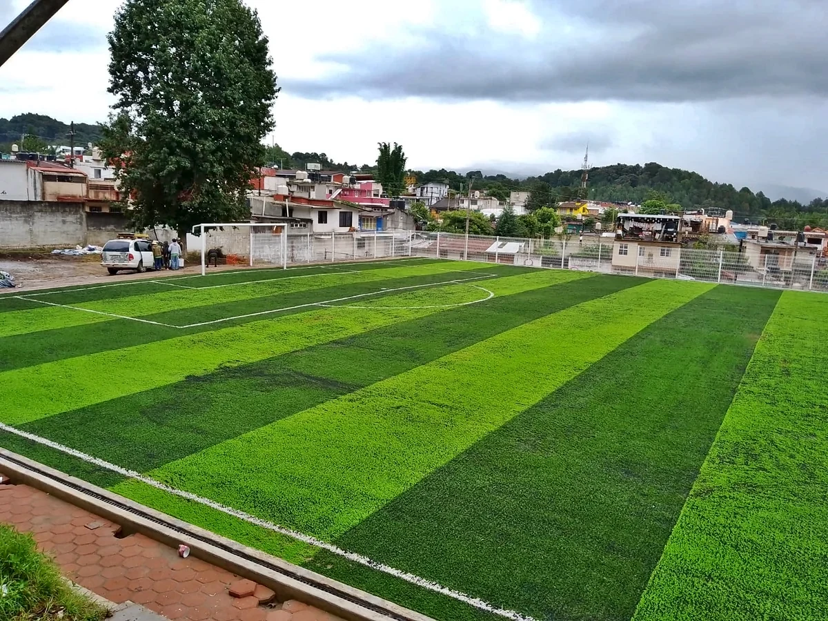 Cancha de fútbol 9 con pasto sintético en Unidad Deportiva El Palenque, Banderilla, Veracruz: vista de la cancha y su entorno