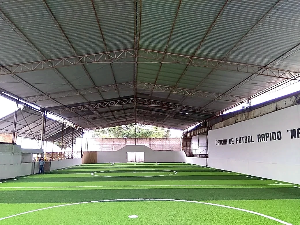 Cancha de fútbol rápido con pasto sintético en Campo Deportivo Maracaná, Poza Rica, Veracruz: líneas de juego insertadas en el pasto