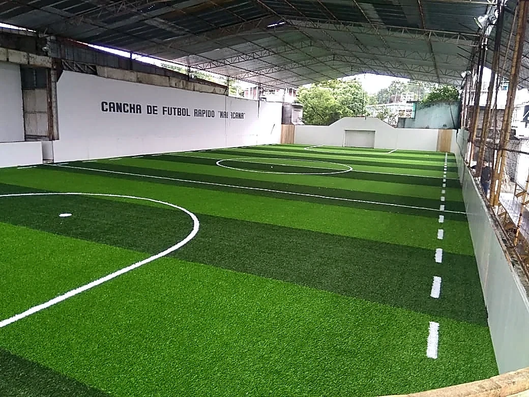 Cancha de fútbol rápido con pasto sintético en Campo Deportivo Maracaná, Poza Rica, Veracruz: la cancha desde la línea lateral
