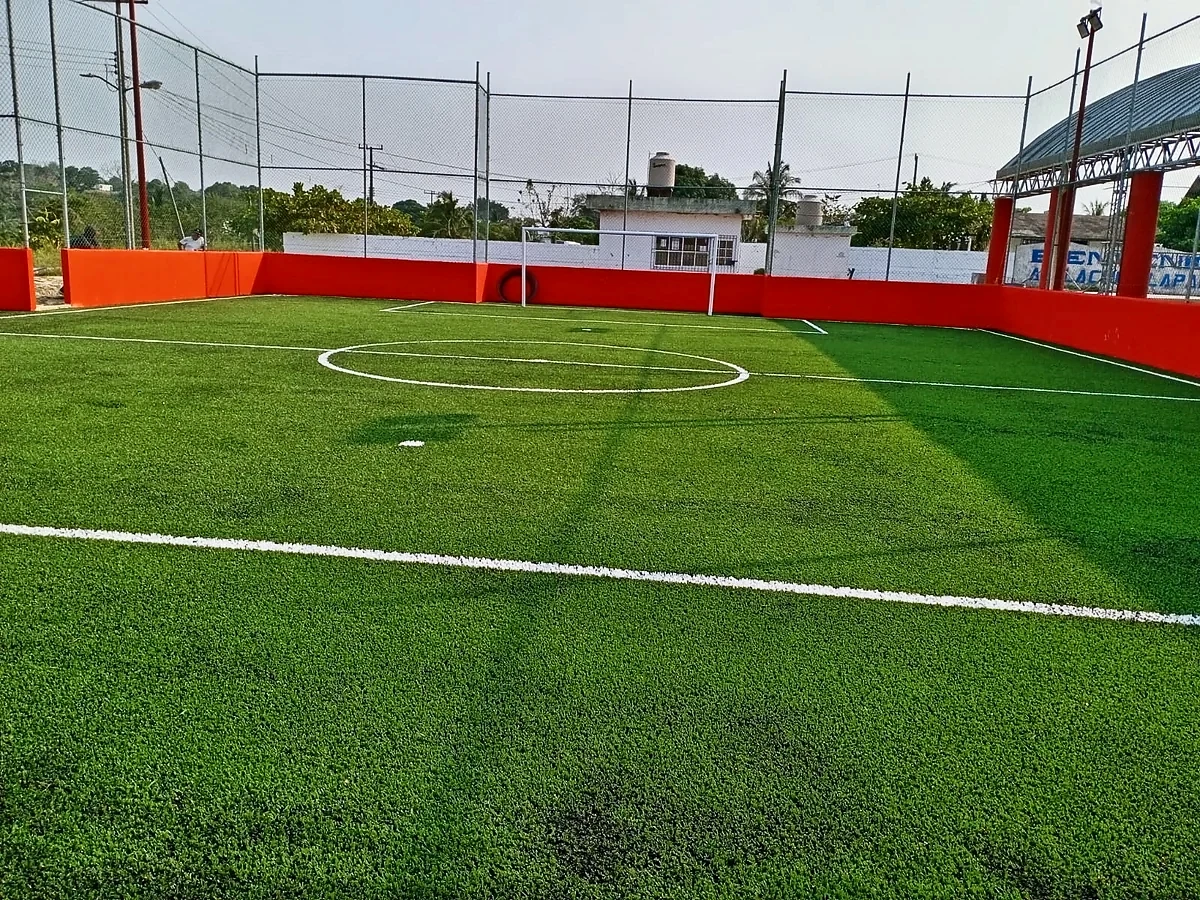 Detalle del pasto sintético de la cancha de fútbol rápido en Tlalcuilolapan, Veracruz