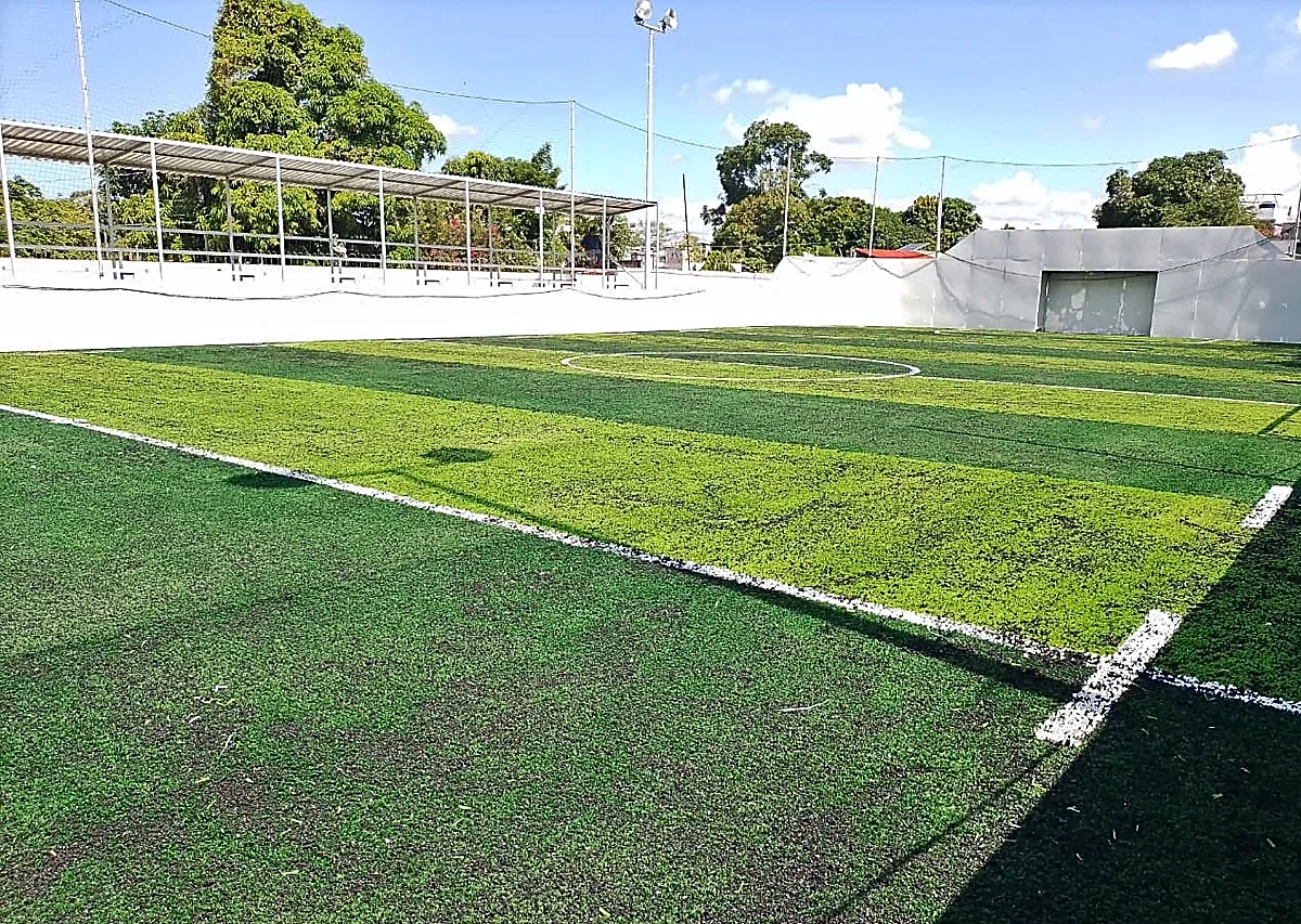 Cancha de fútbol rápido con pasto sintético en Colegio El Tepeyac, Poza Rica