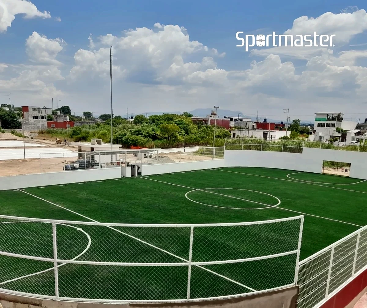 Cancha de fútbol rápido con pasto sintético en Martínez de la Torre, Veracruz: líneas de juego insertadas en el pasto