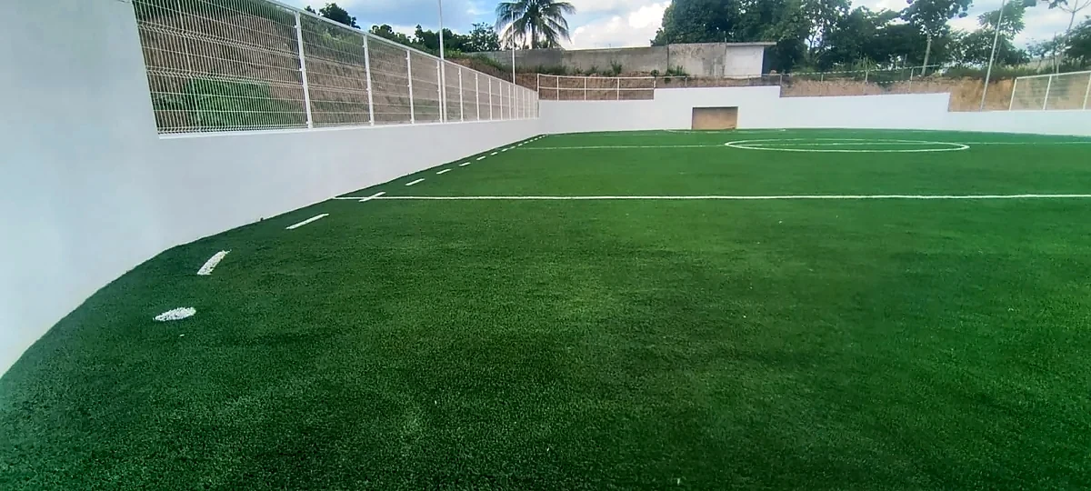 Cancha de fútbol rápido con pasto sintético en Mtz de la Torre, Martínez de la Torre, Veracruz: la cancha desde la línea lateral