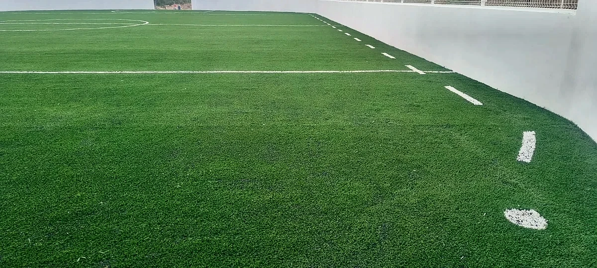 Detalle del pasto sintético de la cancha de fútbol rápido en Martínez de la Torre, Veracruz