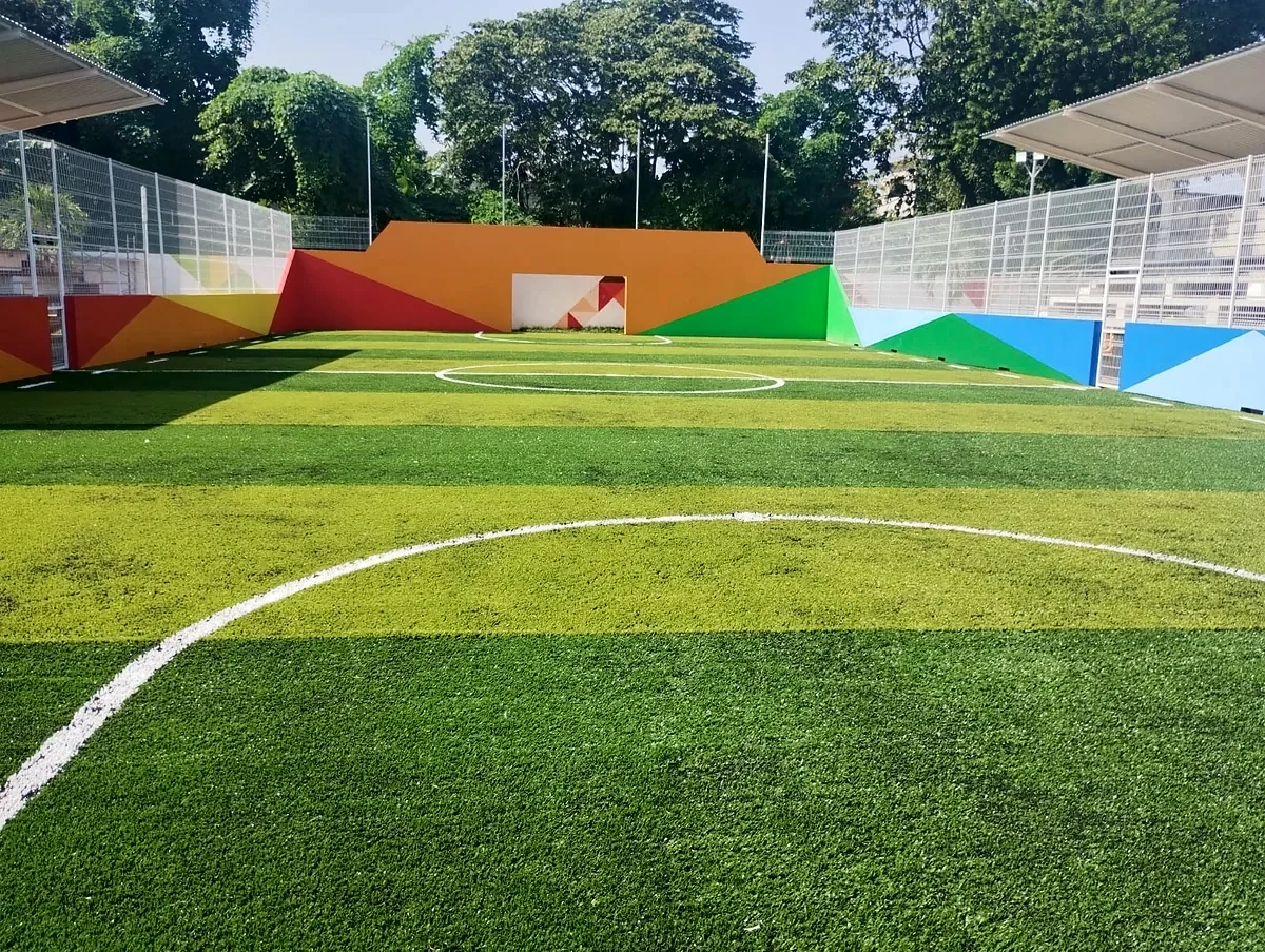 Cancha de fútbol rápido con pasto sintético en Parque Manuel Alberto Ferrer, Tlapacoyan, Veracruz: líneas de juego insertadas en el pasto