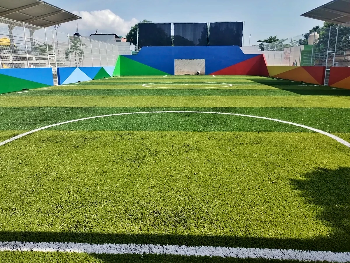 Cancha de fútbol rápido con pasto sintético en Parque Manuel Alberto Ferrer, Tlapacoyan, Veracruz: otra vista de la cancha