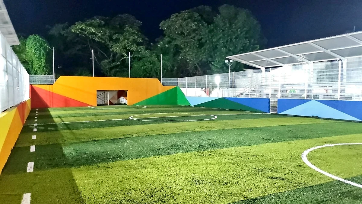 Cancha de fútbol rápido con pasto sintético en Parque Manuel Alberto Ferrer, Tlapacoyan, Veracruz: la cancha desdel fondo