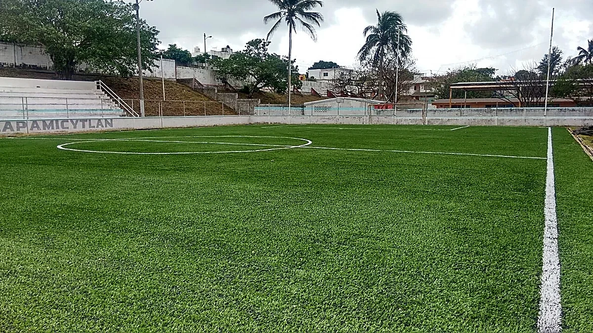 Cancha de fútbol soccer con pasto sintético en Boca del Río, Veracruz: la cancha desde la línea lateral