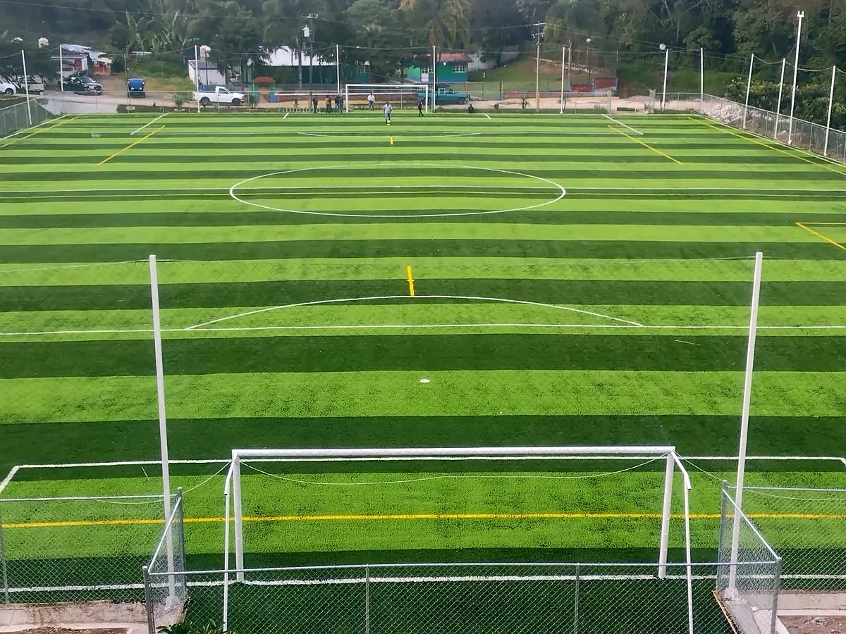 Cancha de fútbol soccer con pasto sintético en Campo Deportivo Bicentenario, Ixhuatlán del Café, Veracruz: líneas de juego insertadas en el pasto