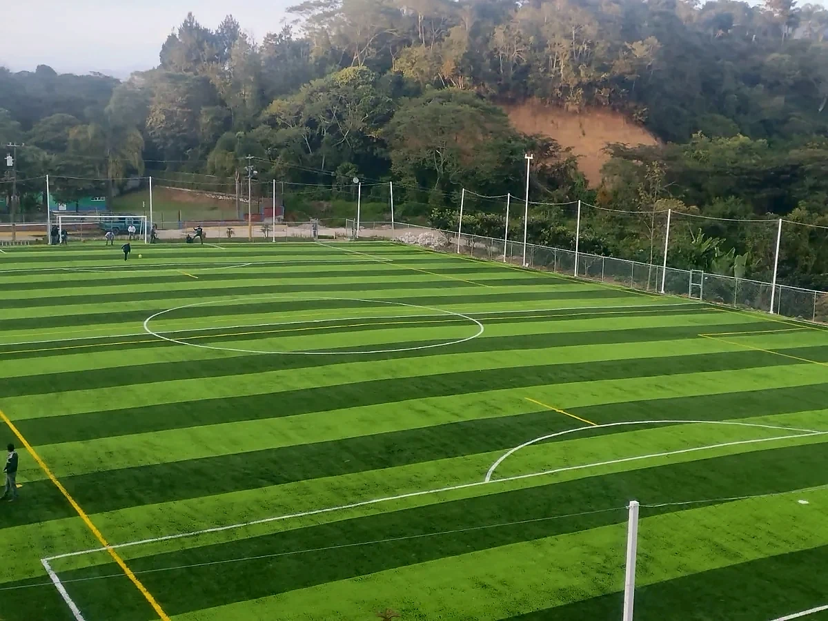 Cancha de fútbol soccer con pasto sintético en Campo Deportivo Bicentenario, Ixhuatlán del Café, Veracruz: la cancha desde la línea lateral