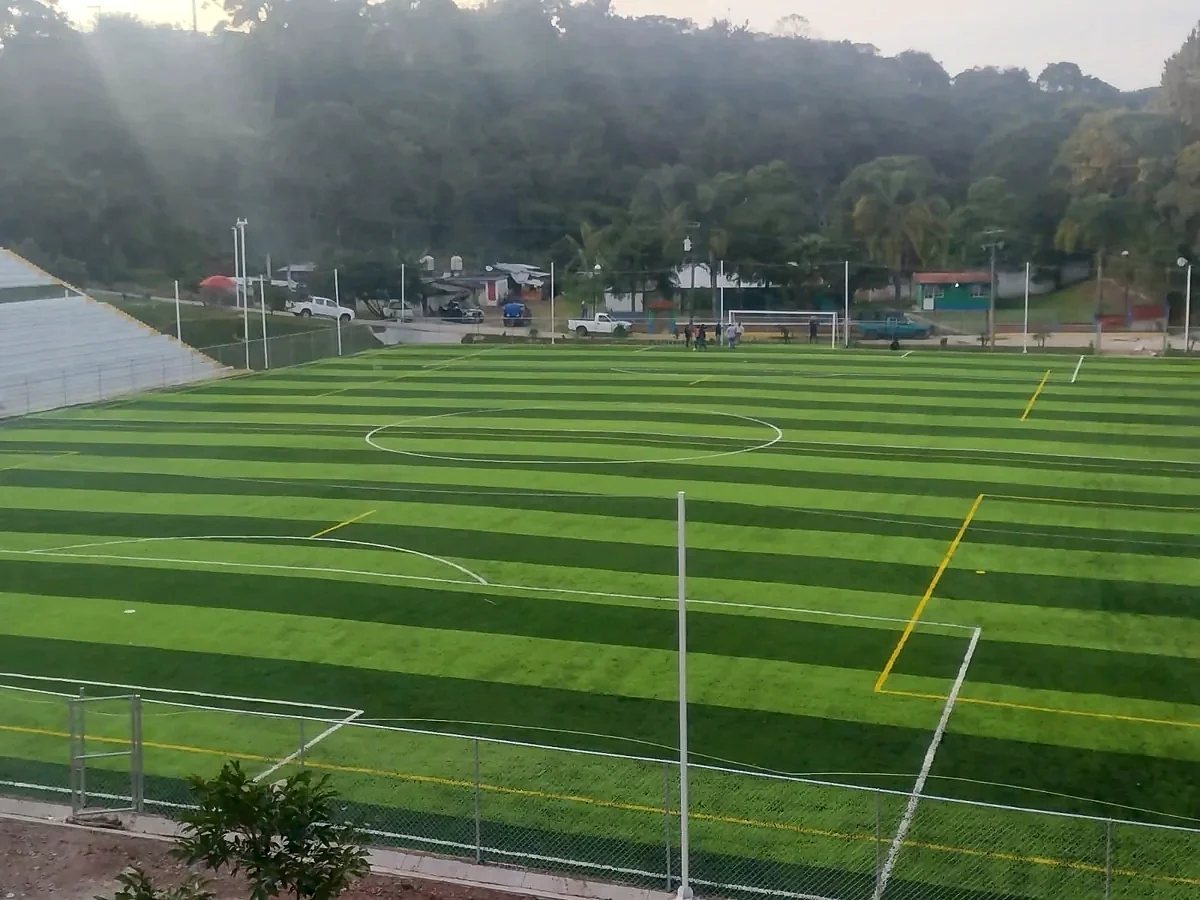 Cancha de fútbol soccer con pasto sintético en Campo Deportivo Bicentenario, Ixhuatlán del Café, Veracruz: otra vista de la cancha