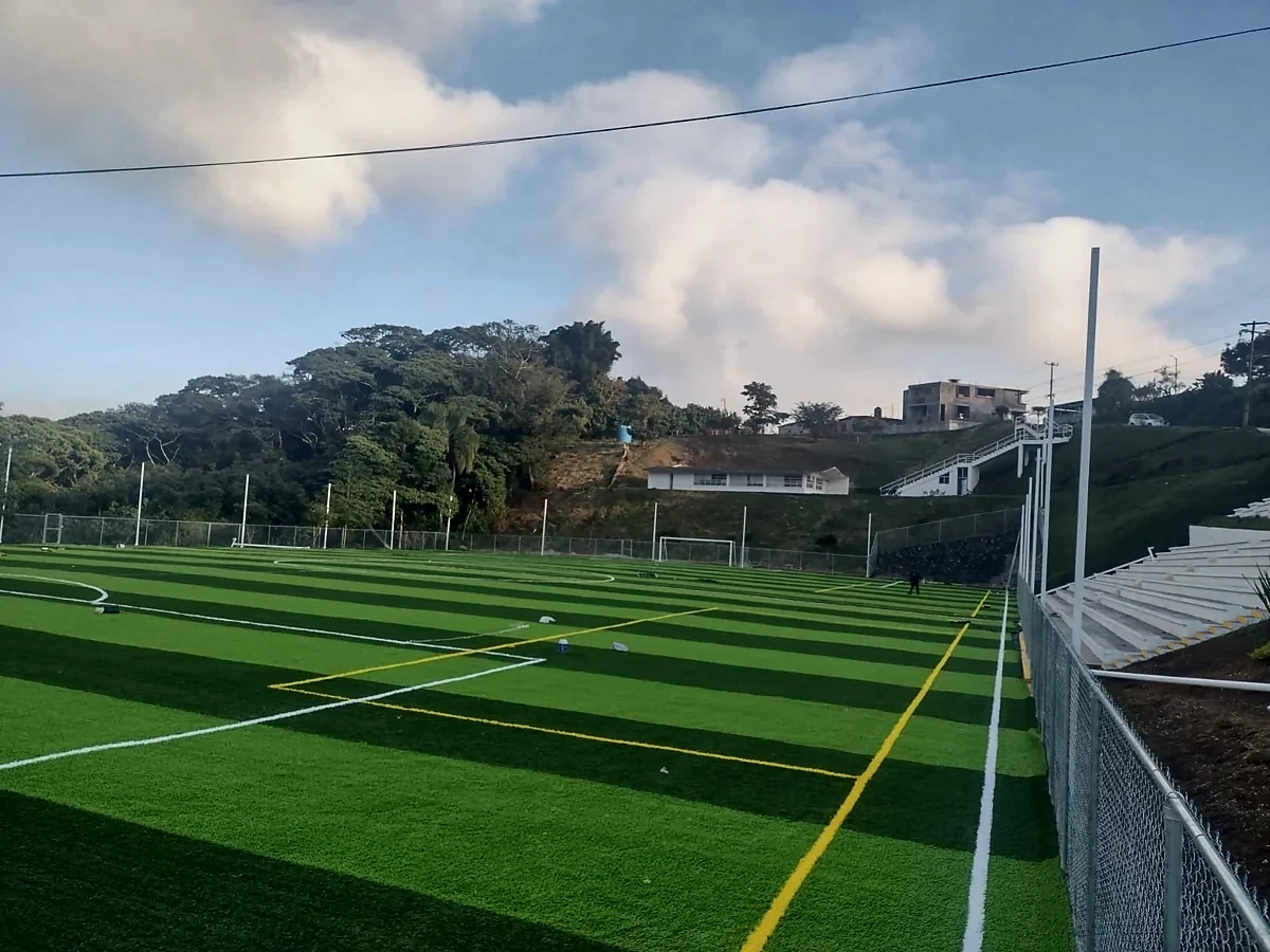 Cancha de fútbol soccer con pasto sintético en Campo Deportivo Bicentenario, Ixhuatlán del Café, Veracruz: la cancha desdel fondo