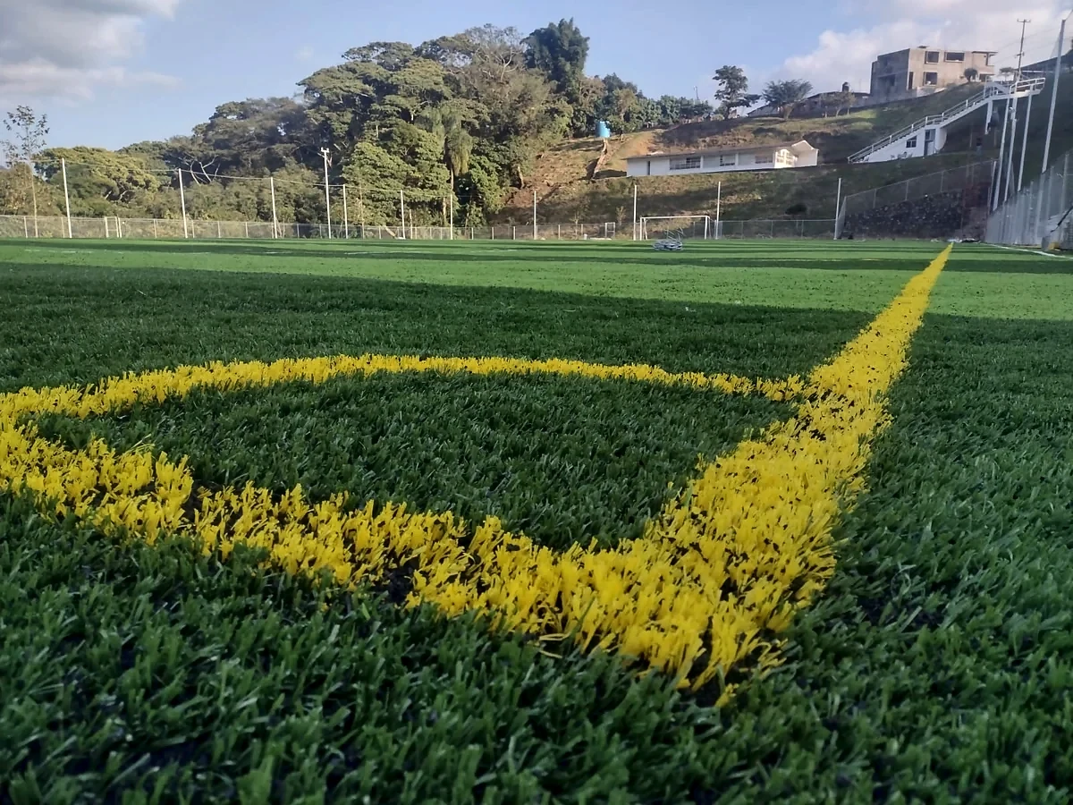 Cancha de fútbol soccer con pasto sintético en Campo Deportivo Bicentenario, Ixhuatlán del Café, Veracruz: vista de la cancha y su entorno