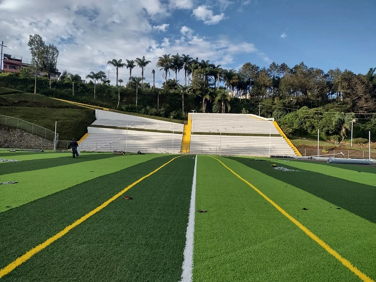 Detalle del pasto sintético de la cancha de fútbol soccer en Ixhuatlán del Café, Veracruz