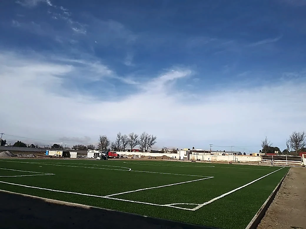 Cancha de fútbol soccer con pasto sintético en Perote, Veracruz