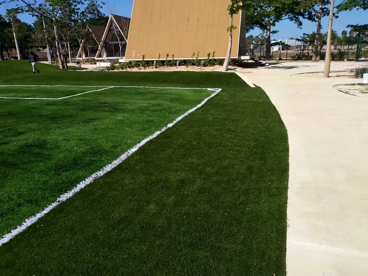 Cancha de fútbol 5 con pasto sintético en Hacienda Chichi Suárez, Mérida, Yucatán: la cancha desdel fondo
