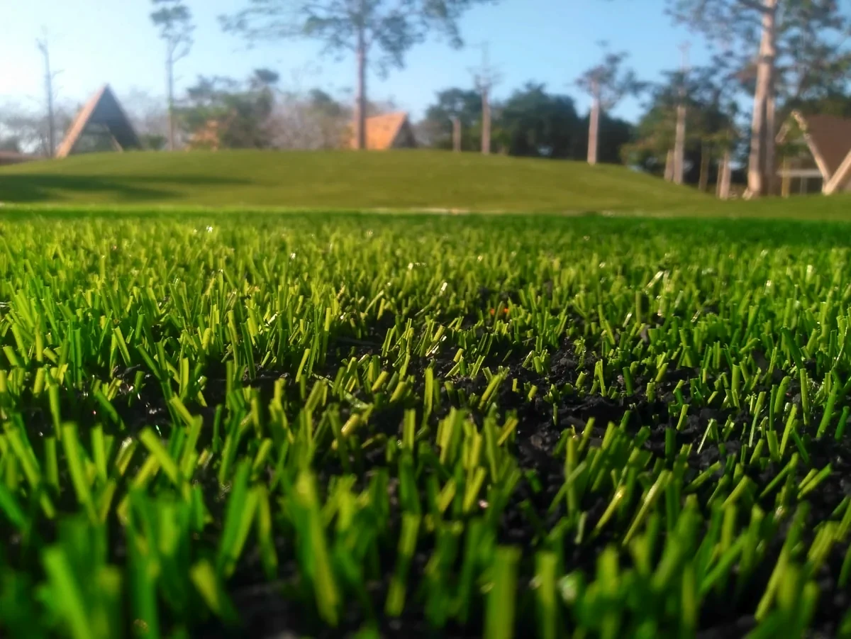 Detalle del pasto sintético de la cancha de fútbol 5 en Mérida, Yucatán