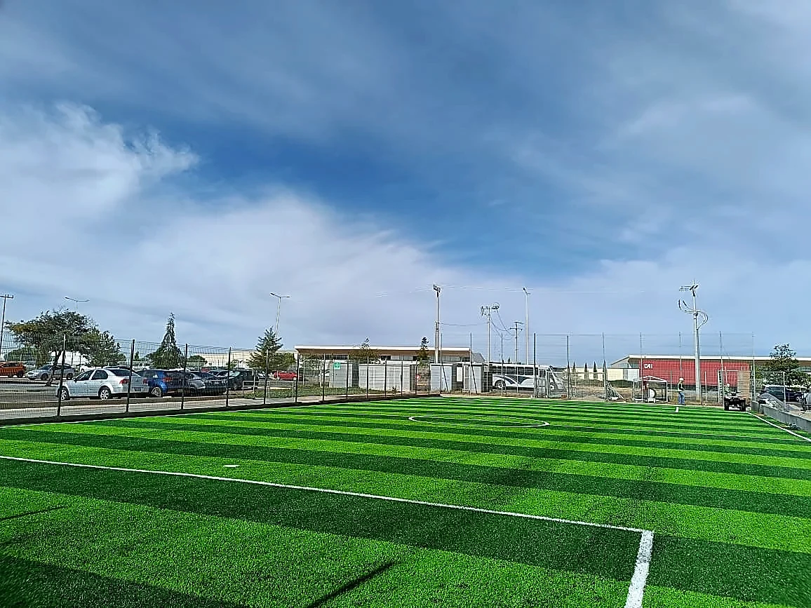 Cancha de fútbol 7 con pasto sintético en ACAT, Calera, Zacatecas: líneas de juego insertadas en el mismo pasto