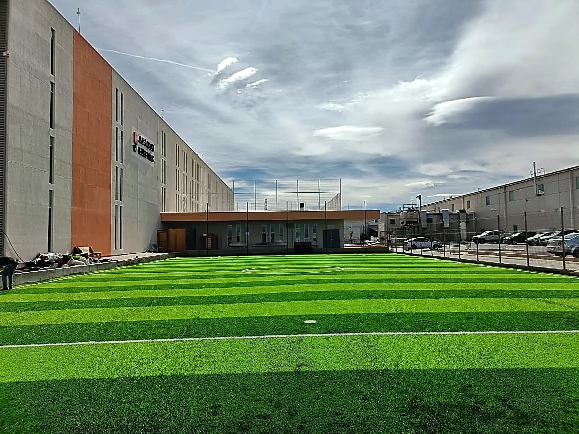 Cancha de fútbol 7 con pasto sintético en ACAT, Calera, Zacatecas: pasto sintético deportivo recién cepillado