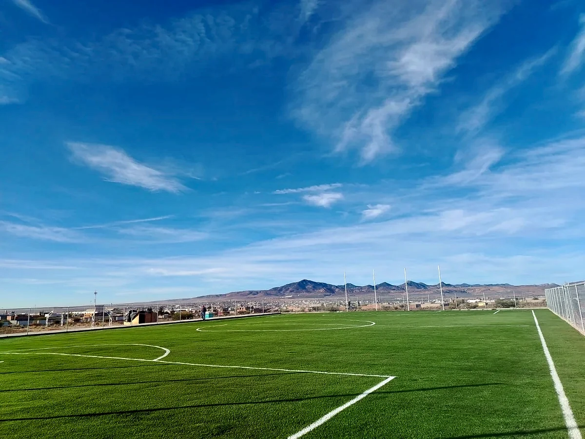 Cancha de fútbol 7 con pasto sintético en Fresnillo, Zacatecas: la cancha desde la línea lateral